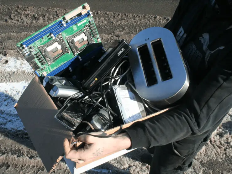 Client apportant un dépôt de matières recyclables à Recyborg